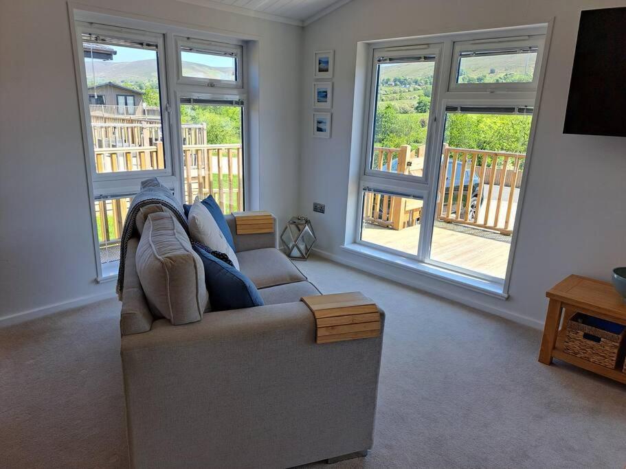 Diddly Squat Lodge With Hot Tub, Pendle View Holiday Park Клайтеро Экстерьер фото