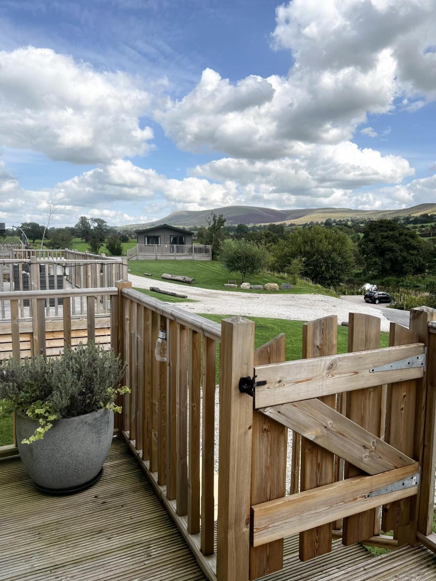 Diddly Squat Lodge With Hot Tub, Pendle View Holiday Park Клайтеро Экстерьер фото