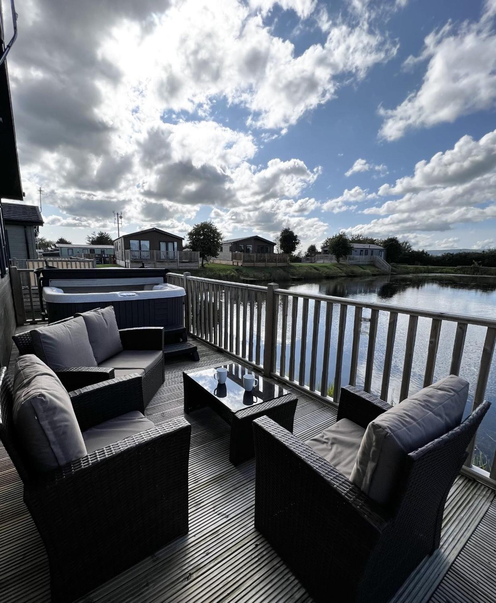 Diddly Squat Lodge With Hot Tub, Pendle View Holiday Park Клайтеро Экстерьер фото